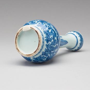 A blue and white vase, Qing dynasty, Kangxi (1662-1722).