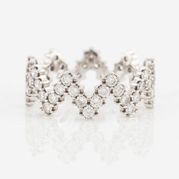 Ring, vitguld, v-formad med briljantslipade diamanter.