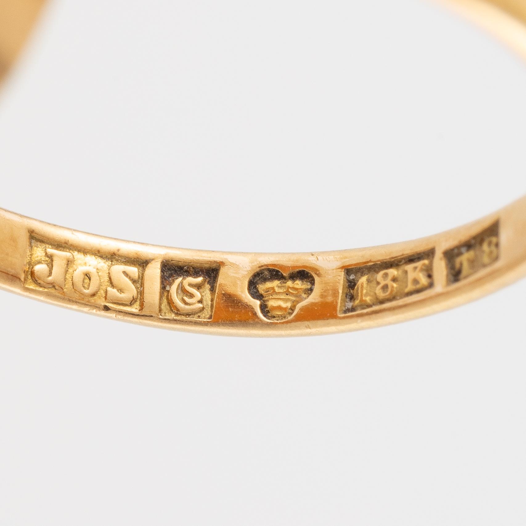 Ring in 18K gold with a shell cameo.