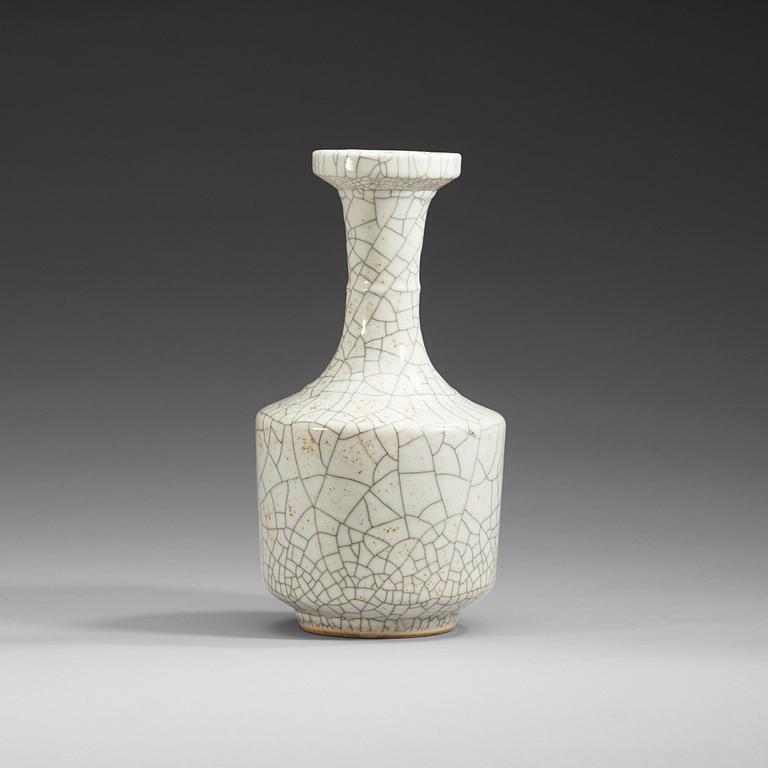 A ge-glazed vase, late Qing dynasty (1644-1912).