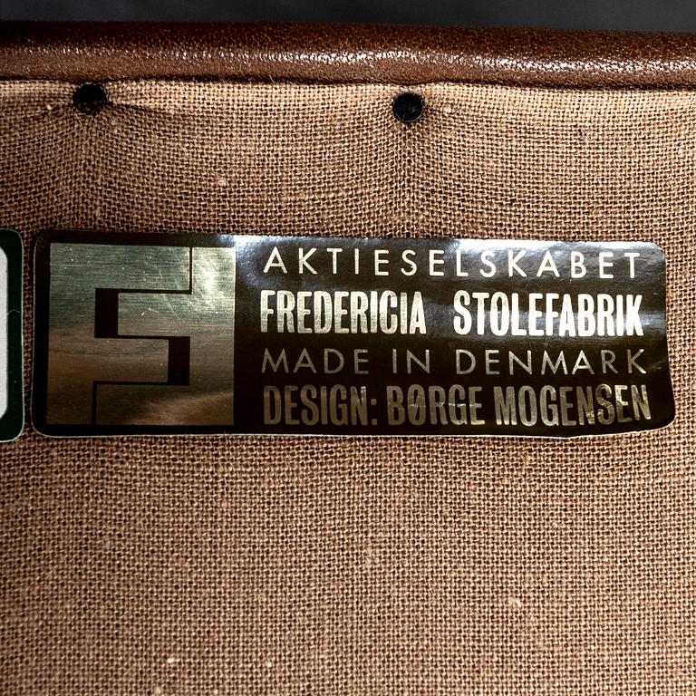 Børge Mogensen,  fåtölj med fotpall modell 2204, Frederica Stolefabrik, Danmark, 1900-talets andra hälft.