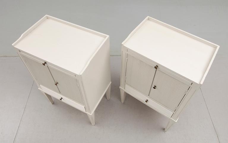 SÄNGBORD, 1 par, gustaviansk stil, 1900-talets andra hälft.