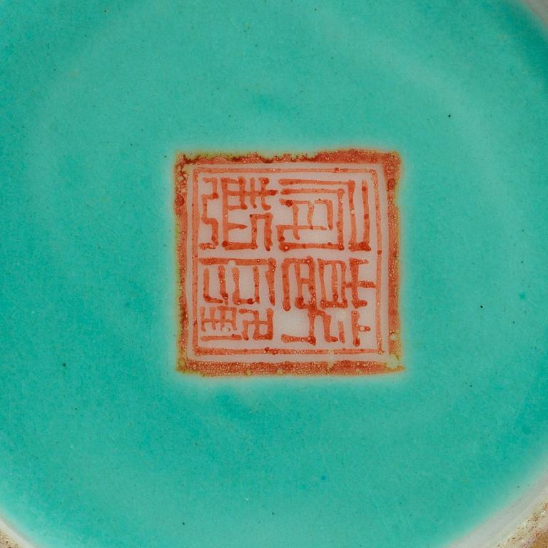A 'bats' brush washer, late Qing/Republic. With seal mark in red.