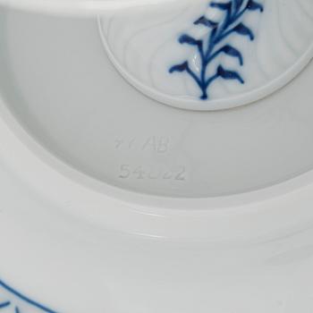 A set of 4 porcelain service pieces, "Onion pattern/Zwiebelmuster", Meissen and Teichert-Werke in Meissen, Germany.