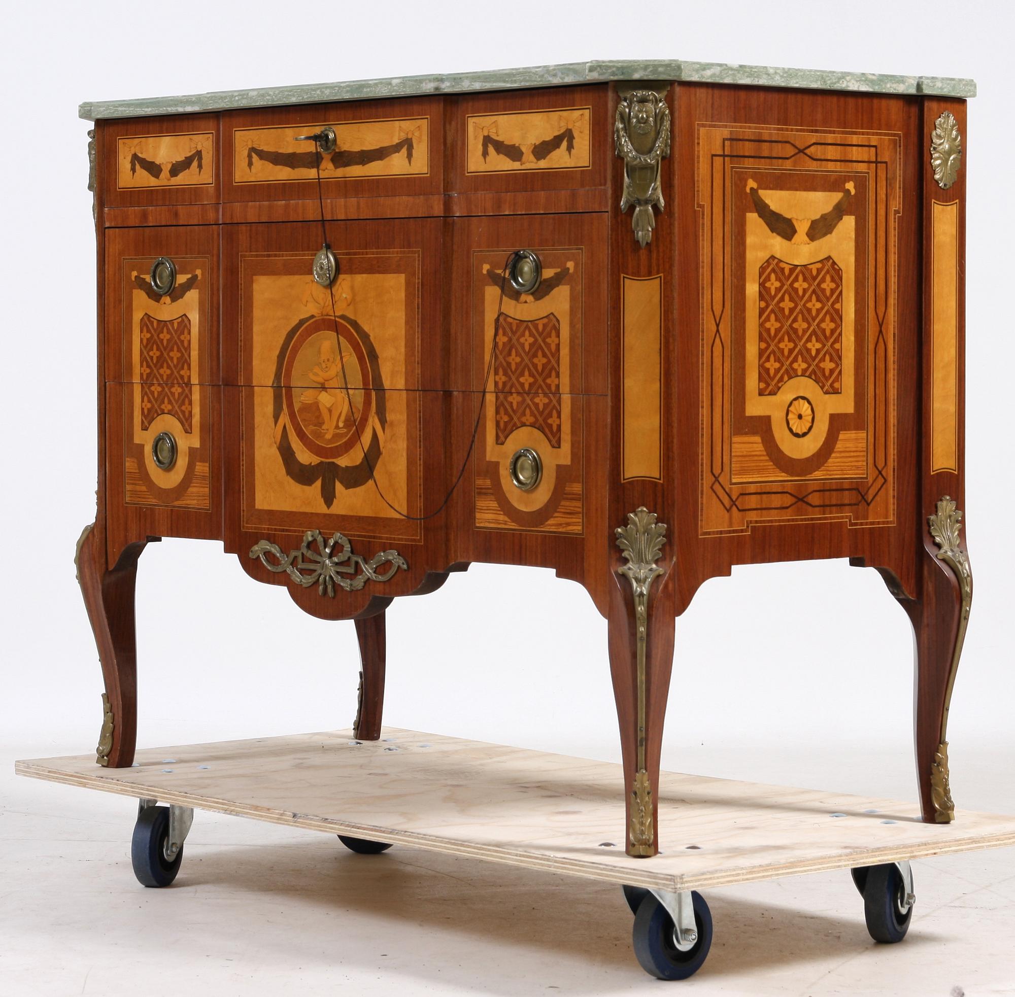 BYRÅ, gustaviansk stil, 1900-tal.