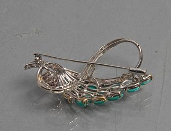 BROSCH, 18 K vitguld m diamanter (tot ca 0,42), turkoser o rubiner.