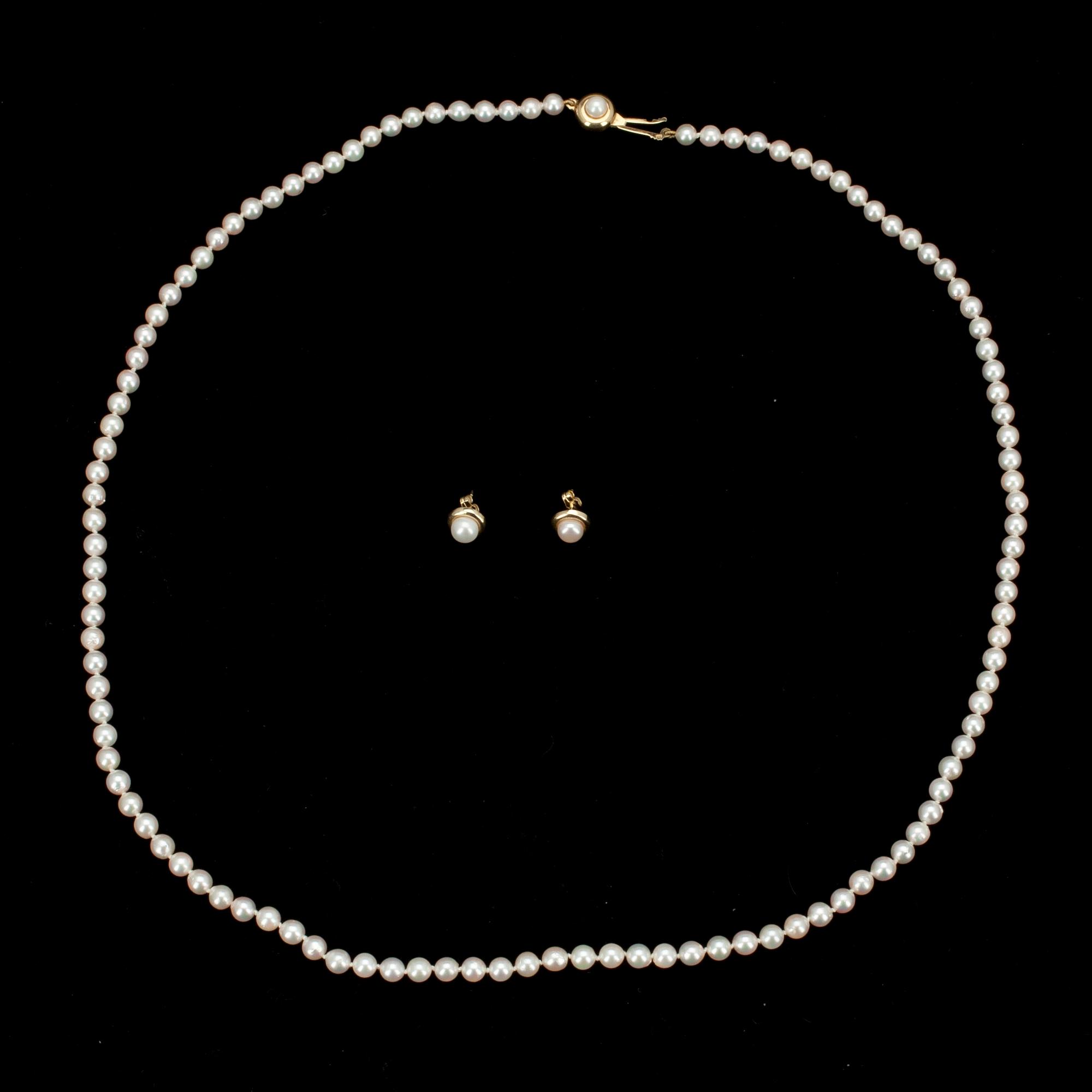 PÄRLCOLLIER samt ÖRHÄNGEN, lås i guld 14K, odlade pärlor, 1900-talets slut.