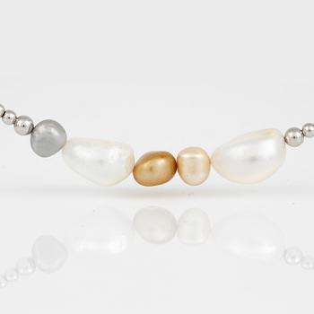 HALSBAND, med olika färgade odlade sötvattenspärlor och låset i silver, Italien, nytillverkad.