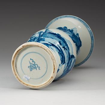 A blue and white vase, Qing dynasty, Kangxi (1662-1722).