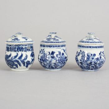 A blue and white tea caddy and 3 blue and white custard cups with covers, Qing dynasty, Qianlong (1736-95).