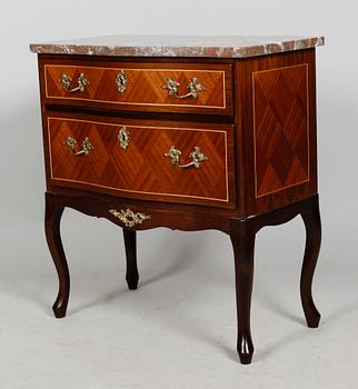 BYRÅ, rokokostil, 1900-talets andra hälft.