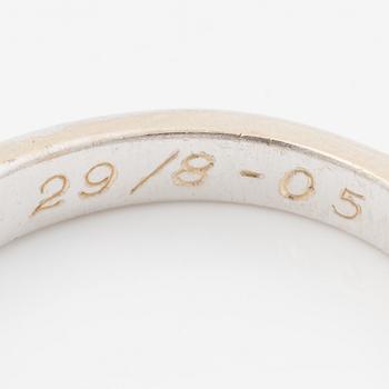 Ring in 18K white gold set with round brilliant-cut diamonds.