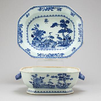 A blue and white export porcelain tureen with deep dish, Qing dynasty, Qianlong (1736-95).