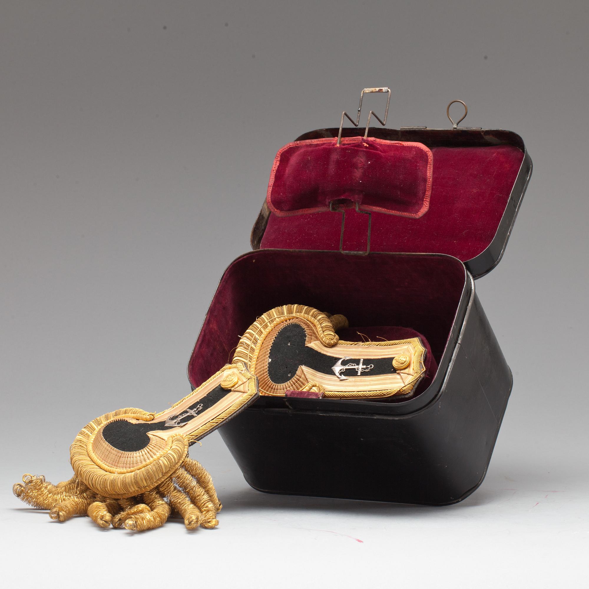 EPÅLETTER, ett par i plåtlåda. För flottan.