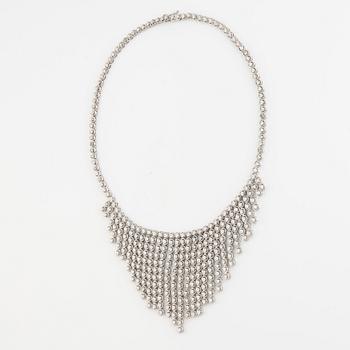 Collier 18K vitguld med briljantslipade diamanter.