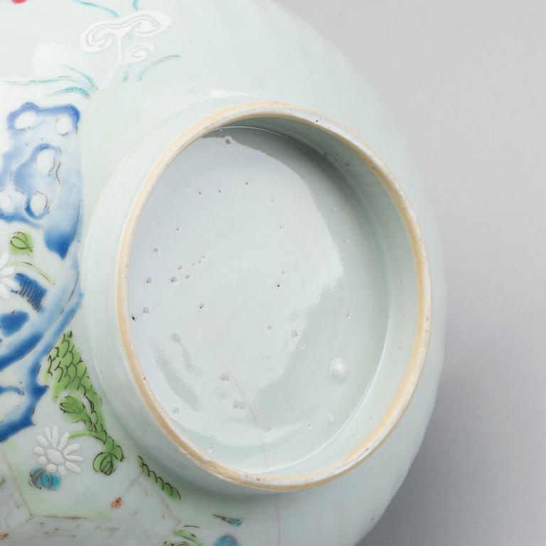 A Chinese Qianlong porcelain bowl, diameter 23 cm.