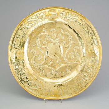 A BRASS PLATE, 18th/19th century.