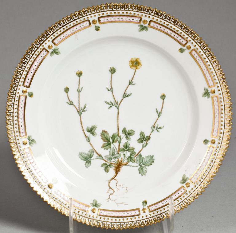 TALLRIK, porslin. Flora danica, Kunglig dansk 20/2550.