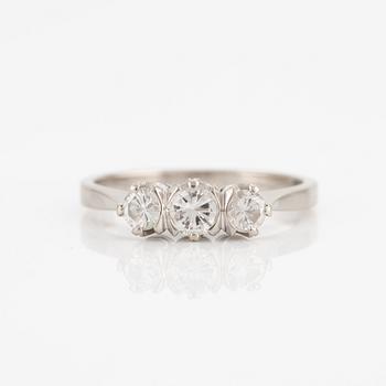 Ring in 18K white gold set with round brilliant-cut diamonds.