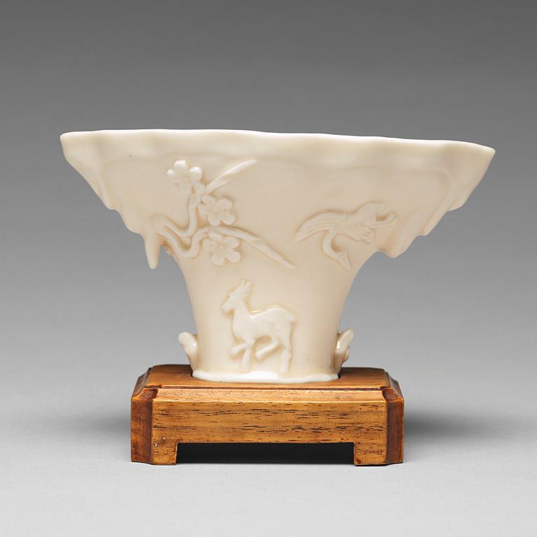 VINOFFERBÄGARE, blanc de chine. Qingdynastin, Kangxi (1662-1722).