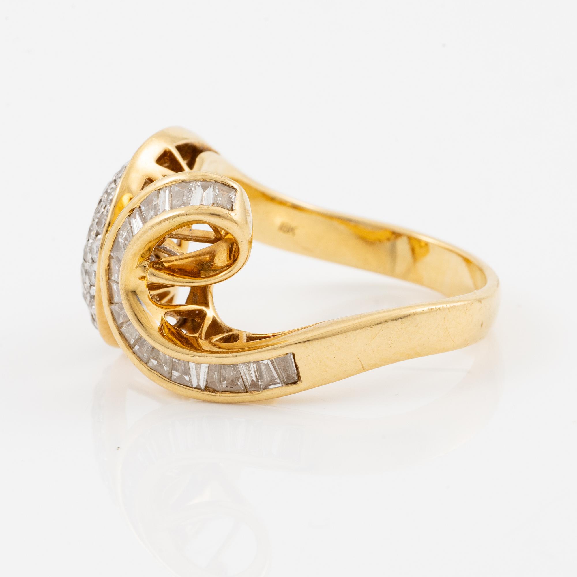 Ring, 18K gold with baguette-cut and brilliant-cut diamonds.