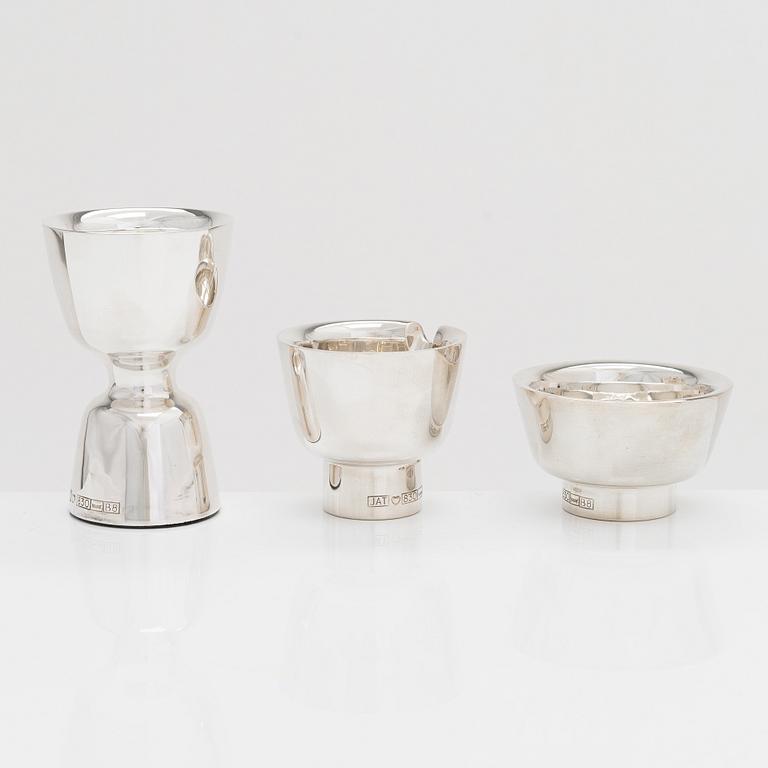 Pekka Piekäinen, bägare, gräddsnäcka och sockerskål, silver, Tarkiainen, Helsingfors 1979.