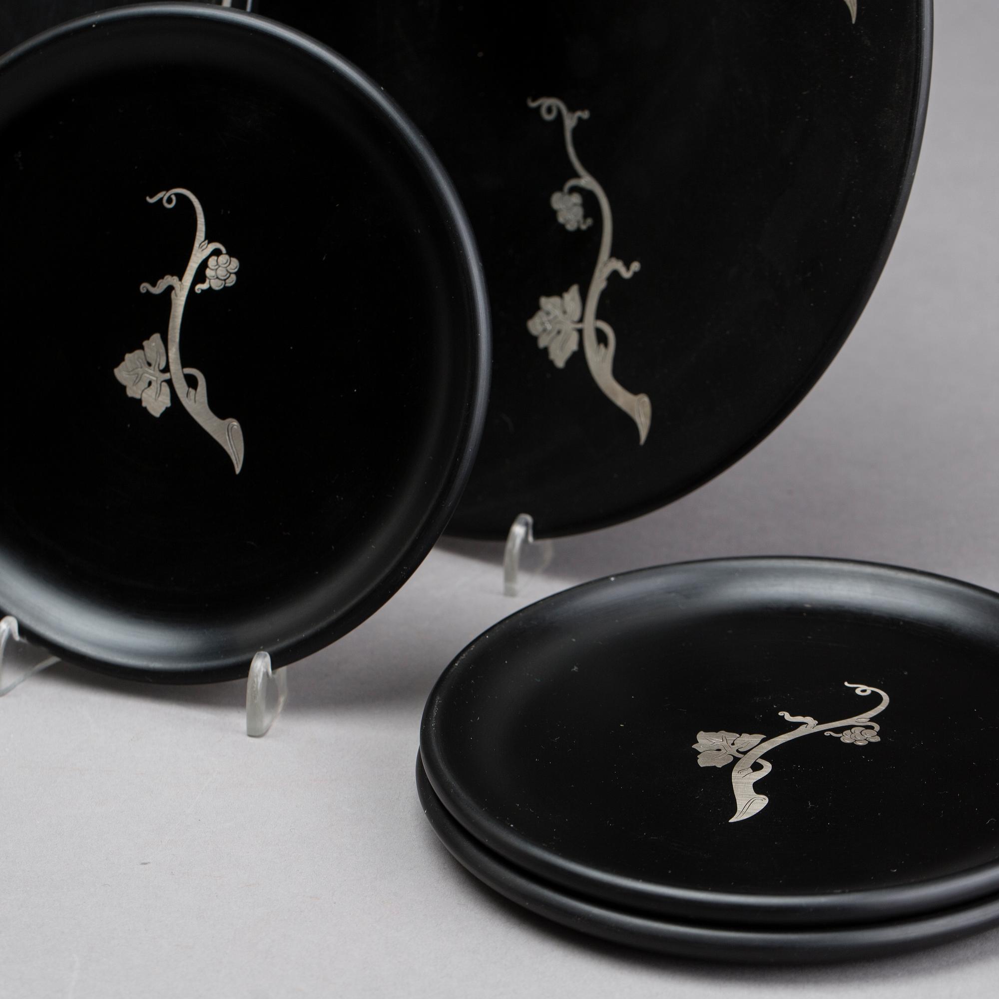 TALLRIKAR OCH COASTERS, 14 delar, isolit och silver, Perstorp.