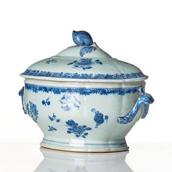 A blue and white tureen with cover and stand, Qing dynasty, Qianlong (1736-95).