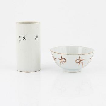 Two jars, a bowl, a vase and a container with cover, porcelain, China, 19th and 20th century.