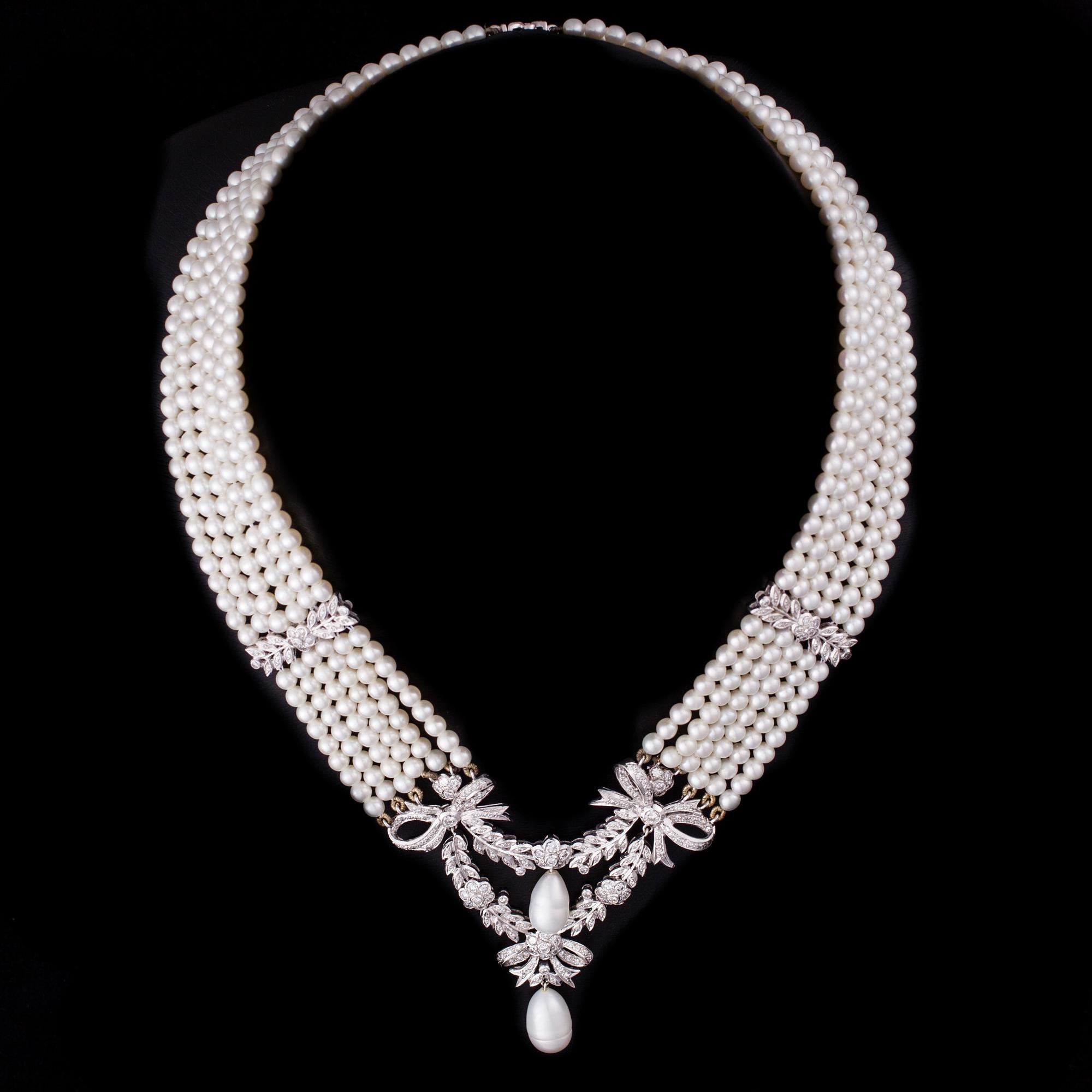 PÄRLCOLLIER, sexradigt, med 18K vitguld, briljantslipade diamanter.