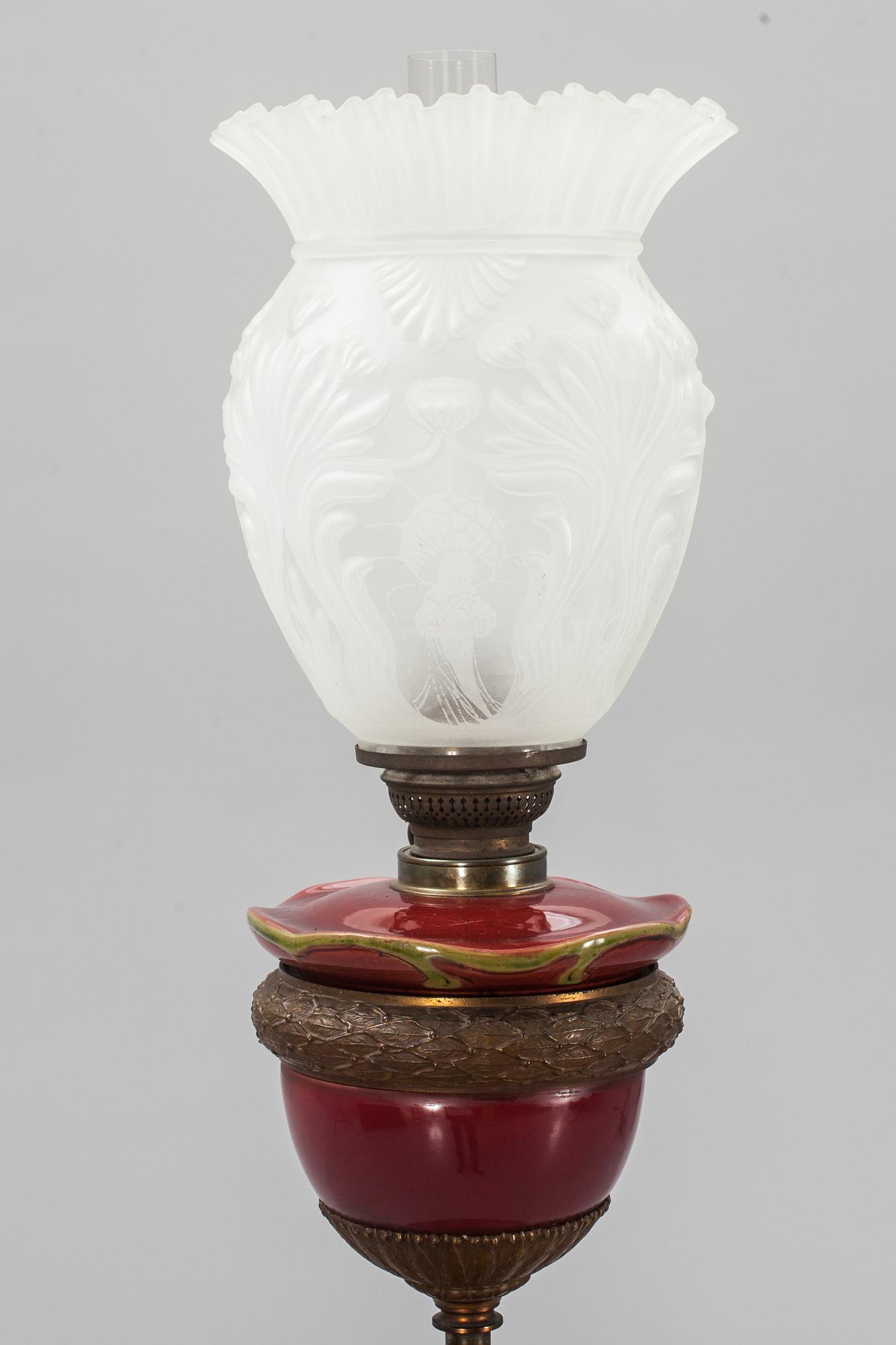 GOLVFOTOGENLAMPA med BORD, majolika, omkring 1900.