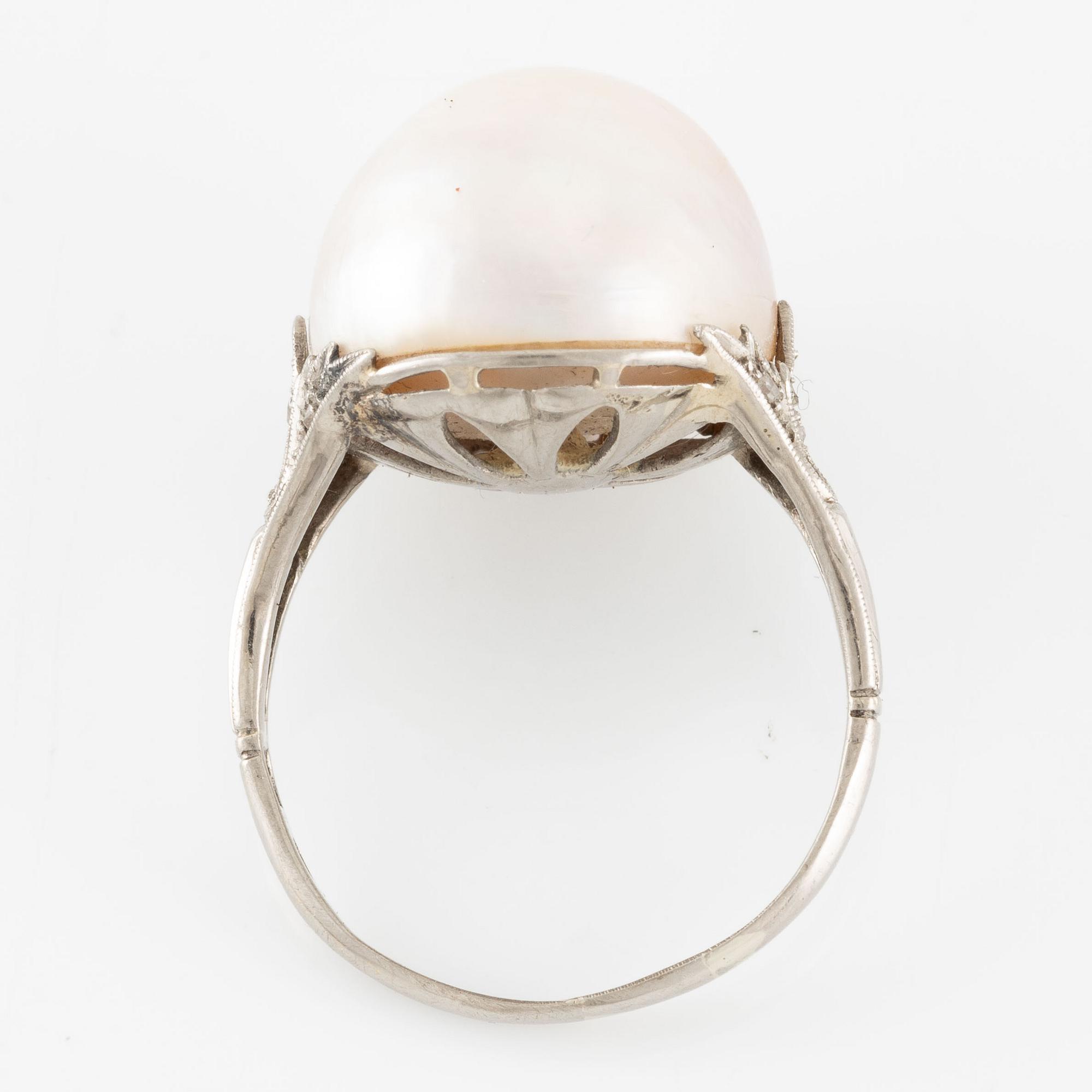 Ring in 18K white gold with a cultured mabe pearl and rose-cut diamonds.