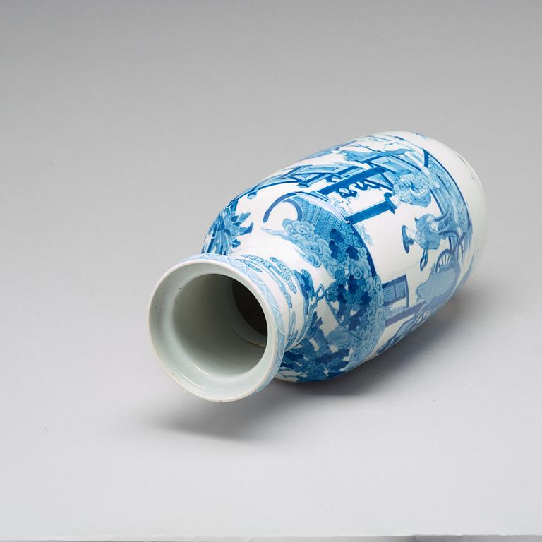 A blue and white roleau vase, Qing dynasty, 19th Century.