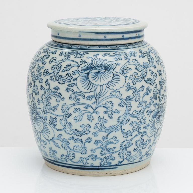 A blue and white jar with cover, late Qing dynasty, end of 19th century.