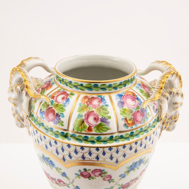 Potpourri urn Dresden, porcelain from the second half of the 20th century.