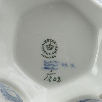 Kaffeservis, 30 delar, porslin, "Musselmalet", Royal Copenhagen, Danmark.