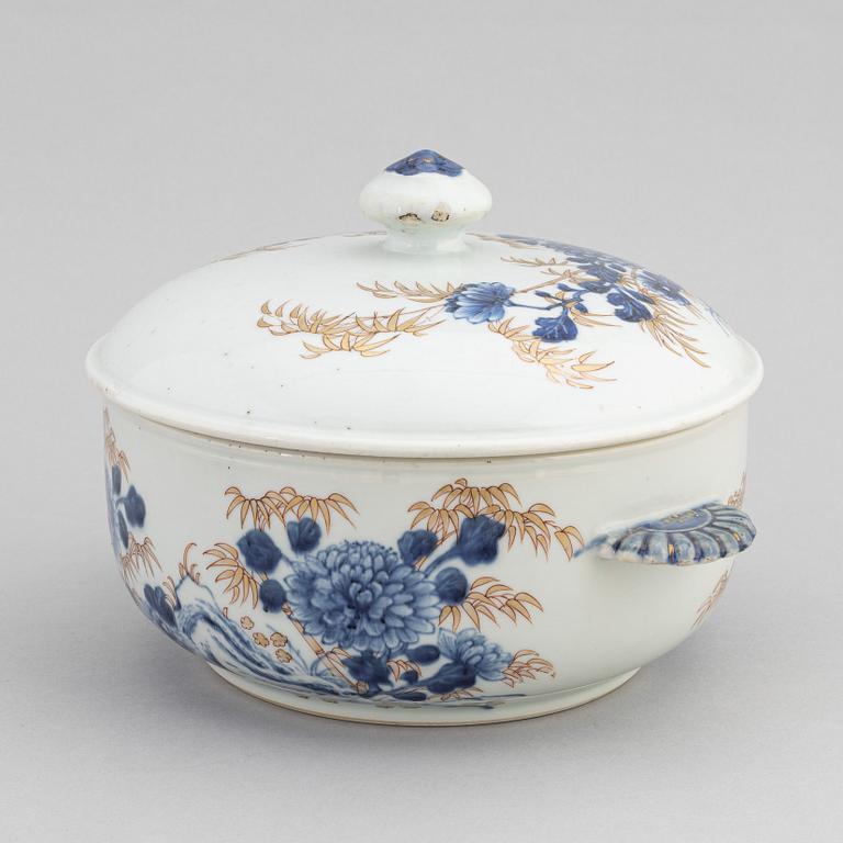 A Chinese blue and white porcelain tureen with cover and dish, Qing dynasty, Qianlong (1736-95).