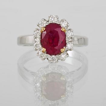 RING, 18K vitguld med briljantslipade diamanter ca 0.34 ct samt ovalslipad rubin ca 1.70 ct. Vikt 5,3 gram.