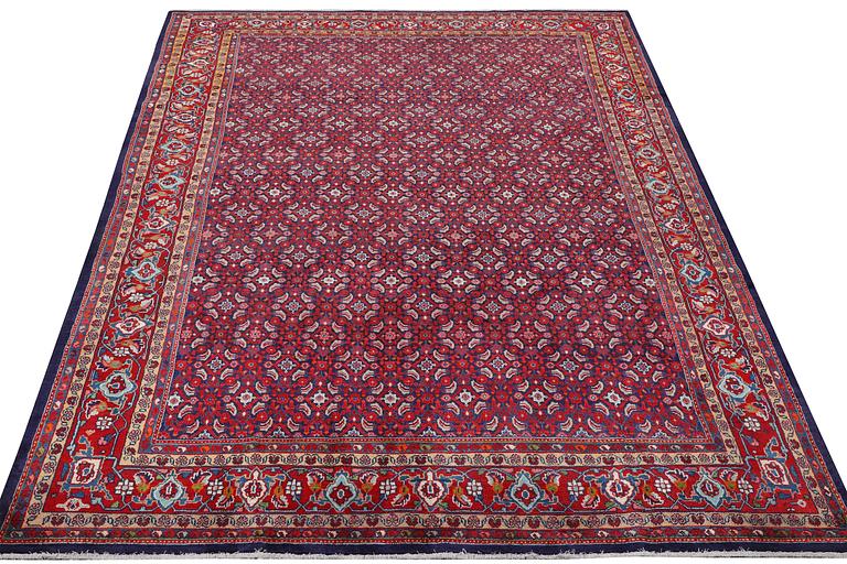 A carpet, Sarouk, c. 323 x 205 cm.