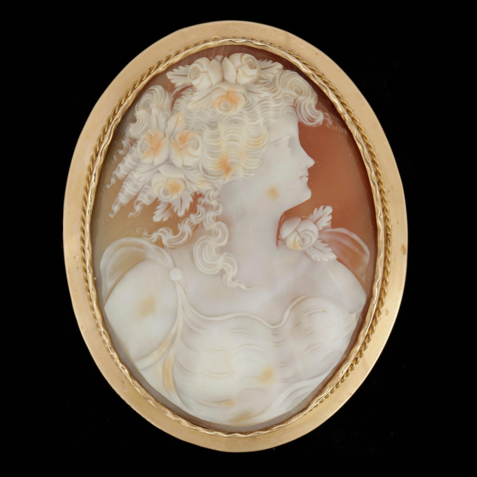 BROSCH, 18 k guld och snäckskalskamé, troligen Karlshamn, 1950. Total vikt 25 g.