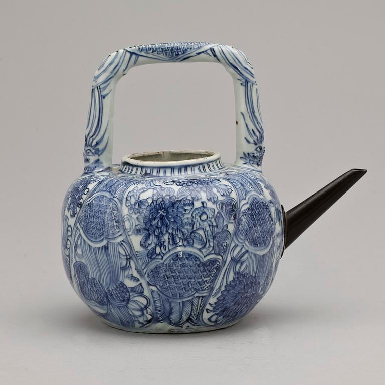 TÉKANNA, porslin, Kina, Ming/Kanxi, 1600/1700-tal.