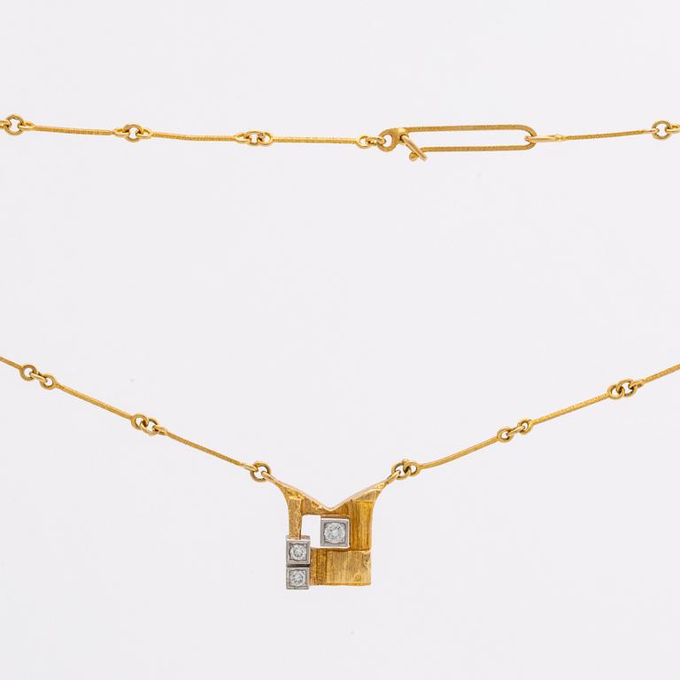 LAPPONIA necklace 18k gold w 3 brilliant-cut diamonds approx 0,10 ct in total "Diamantstaden" Finland 1981.