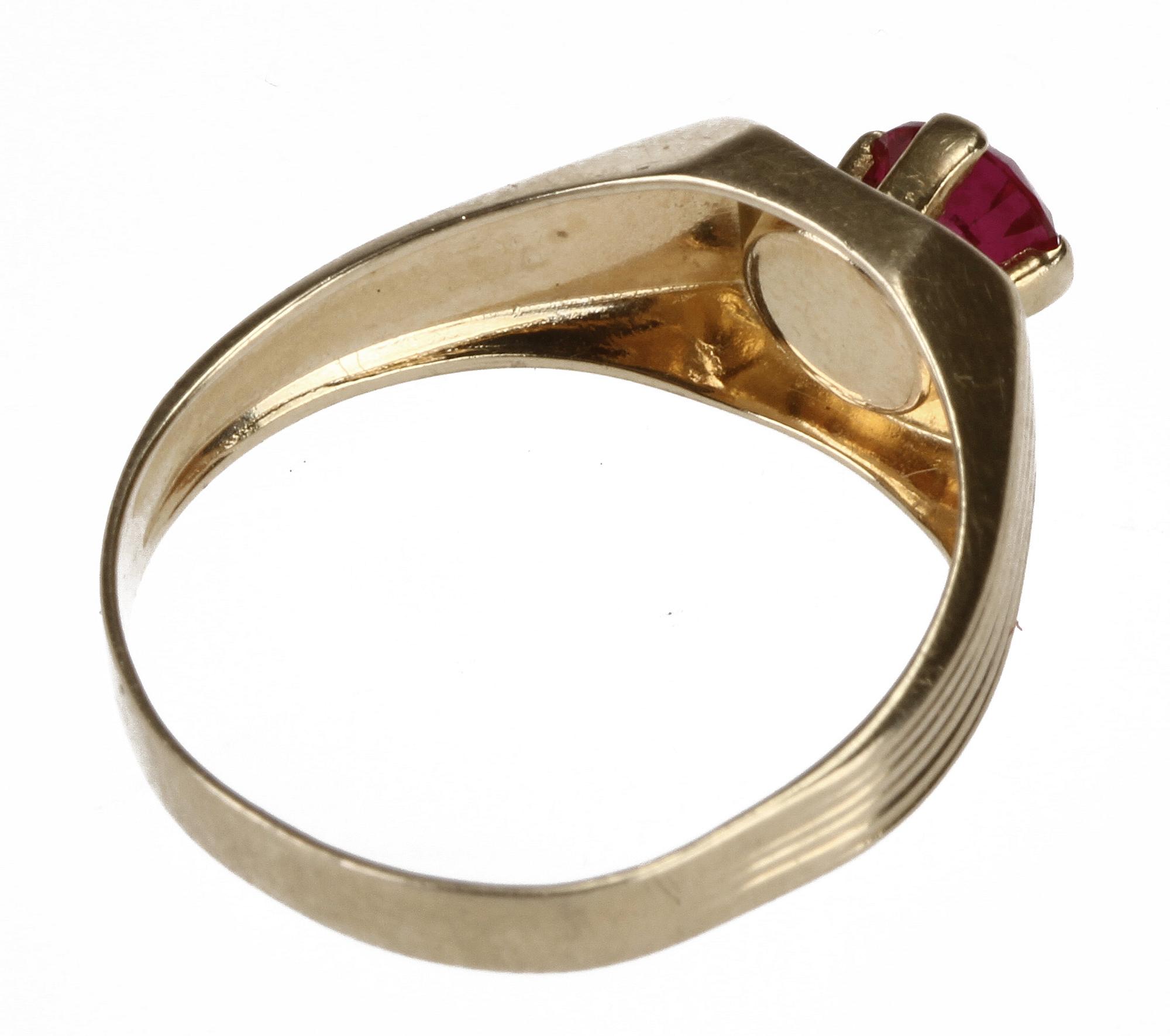 RING, 18k guld med röd sten.