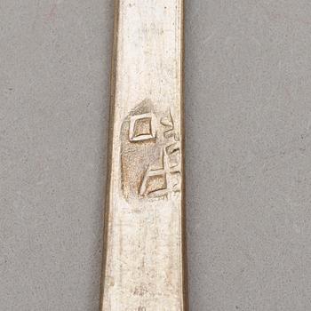 SKEDAR (9+1+3), silver. Delvis genombruten dekor av fjärilar och fladdermöss. Sen Qingdynastin (1644-1912).