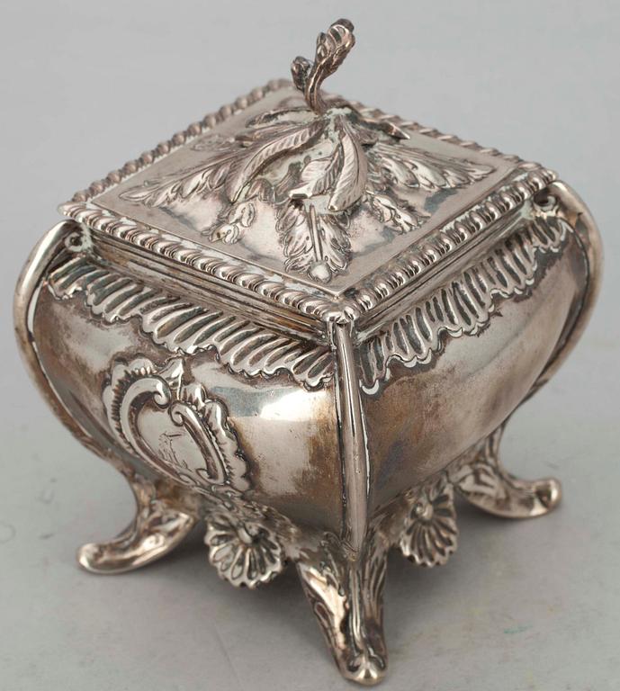 SOCKERSKÅL, silver, London, 1891 samt SENAPSKANNA, silver, London, 1884. Tot vikt 454 gr.