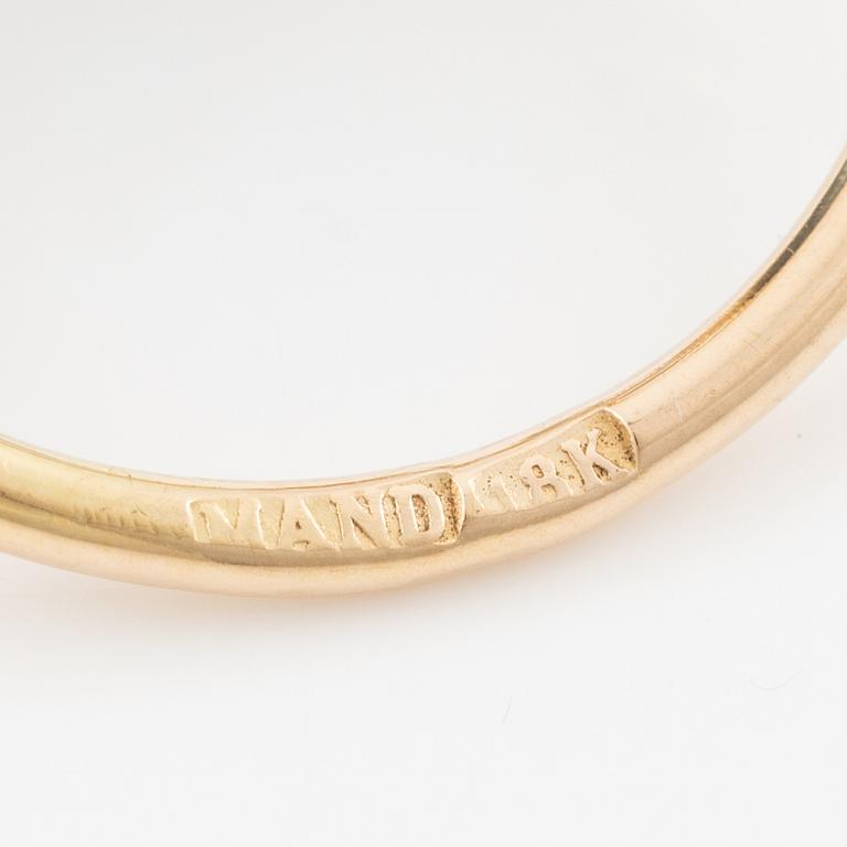 Ring, Mandelstam, 18K guld med cabochonslipad blå turmalin, apatiter och briljantslipade diamanter.