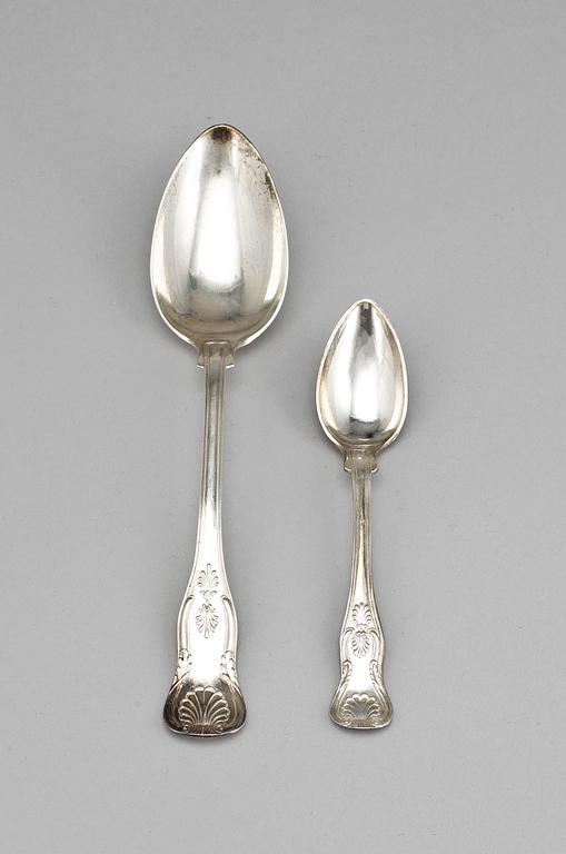 MAT- SAMT TESKEDAR, 13 snarlika resp 6st, silver, "Engelsk snäck", flertal mästare, Sverige 1850-1910-tal. Vikt 980 g.