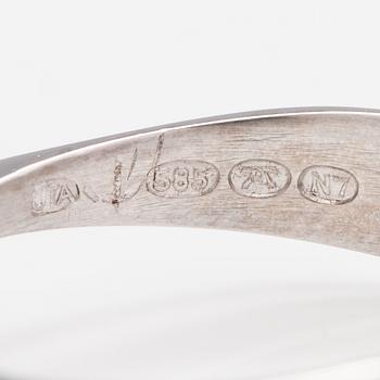 An 18K white gold ring with a ca. 1.10 ct diamond. Luolavuoren Kulta, Turku 1966. With certificate from Kultasarvi.