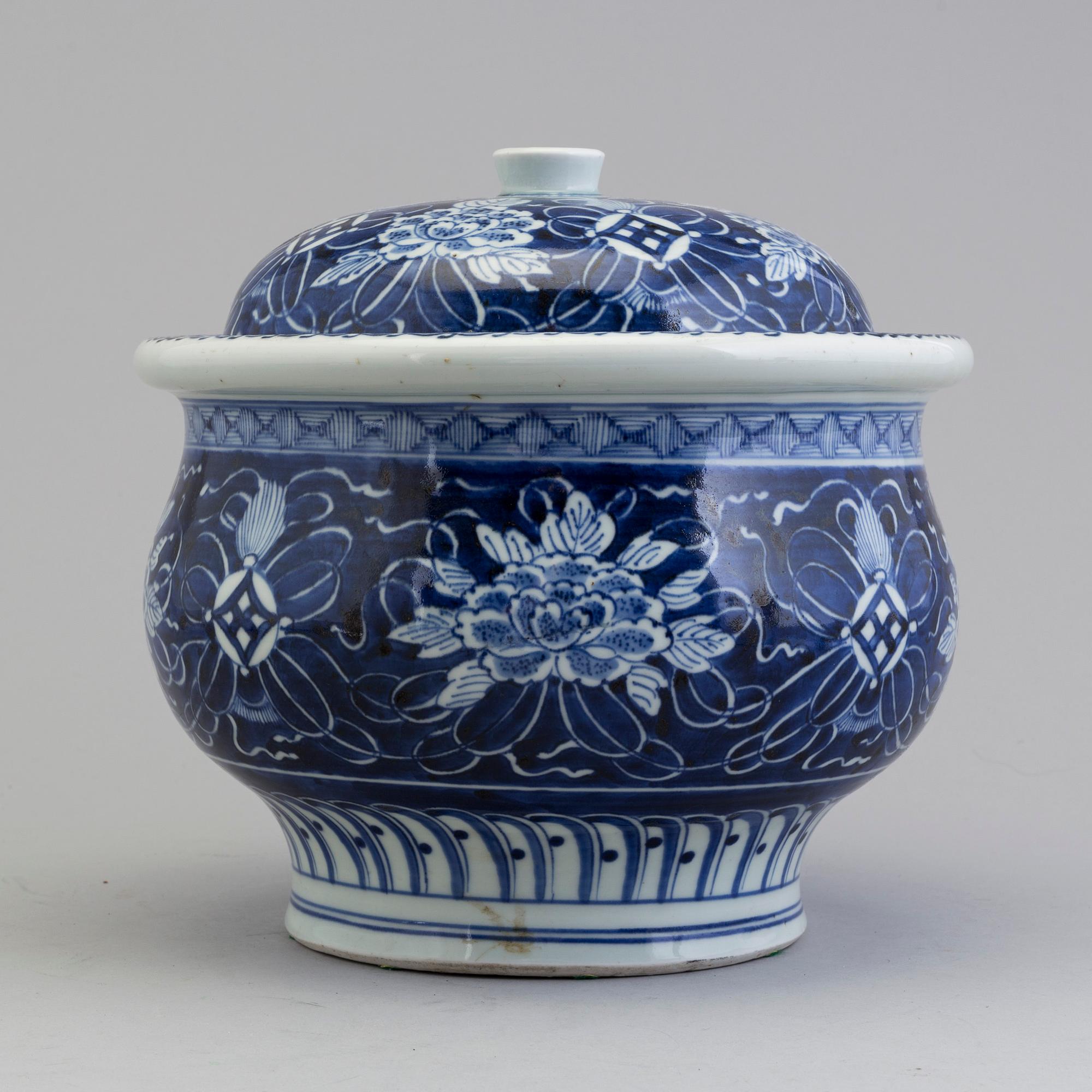 A large Chinese blue and white porcelain tureen with cover, Qing dynasty, 19th century.