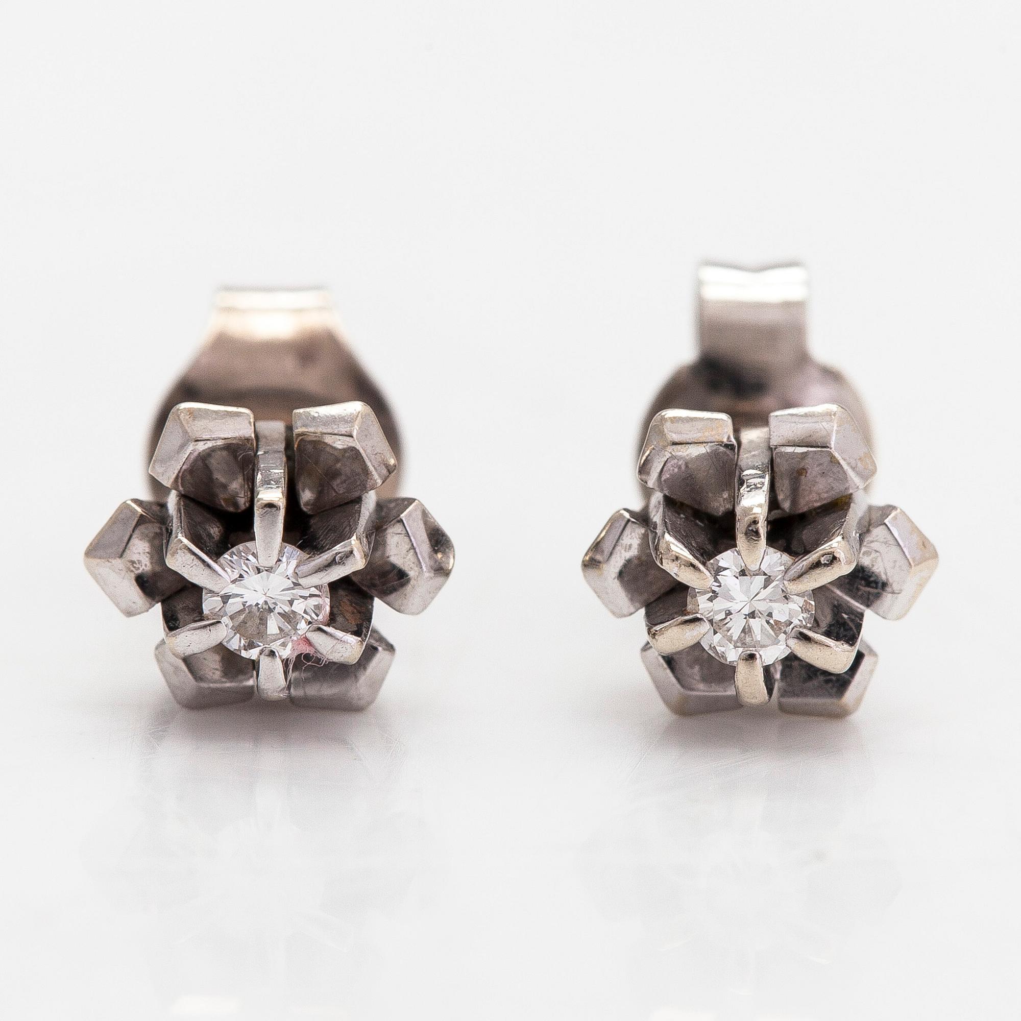 Örhängen, 14K vitguld med briljantslipade diamanter totalt ca 0.06 ct. Finska stämplar.